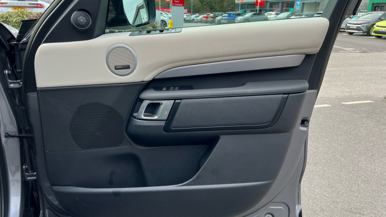 Land Rover Discovery 3.0 D300 R-Dynamic SE 5dr Auto Diesel Station Wagon